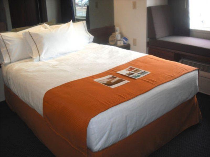 Microtel Inn By Wyndham Atlanta Airport Room photo